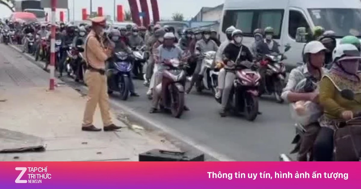 CSGT Đồng Tháp dùng loa kẹo kéo phân luồng giao thông