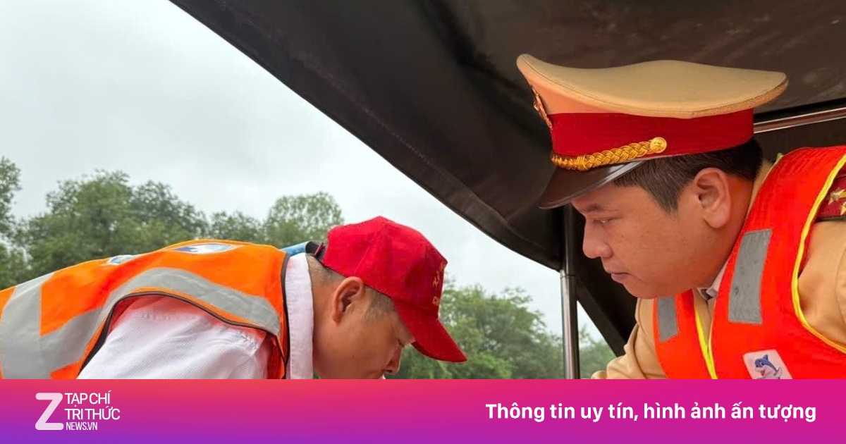 CSGT Lập Chốt Kiểm Tra Nồng Độ Cồn Lái Đò, 100% Du Khách Mặc Áo Phao Tại Chùa Hương
