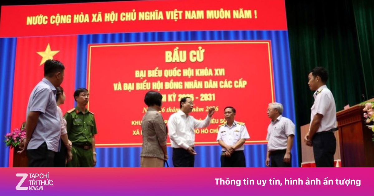 Tài xế Hà Nội bị phạt vì cho trẻ ngồi trước vô lăng khi lái xe