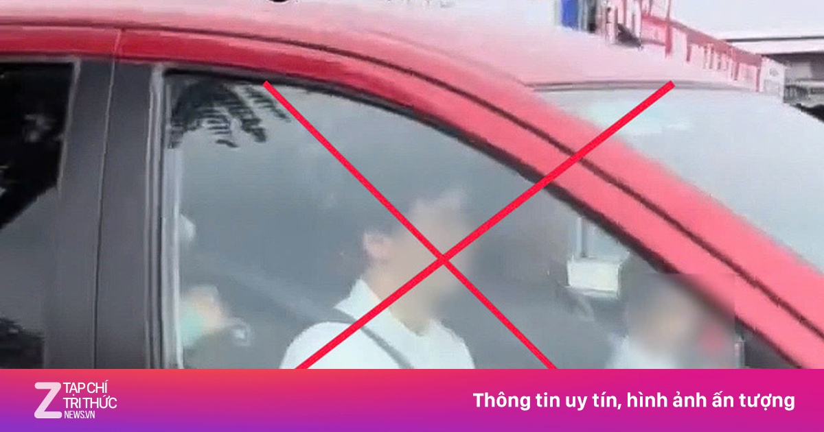 Phạt tài xế cho trẻ ngồi trước vô lăng khi lái xe ở Hà Nội