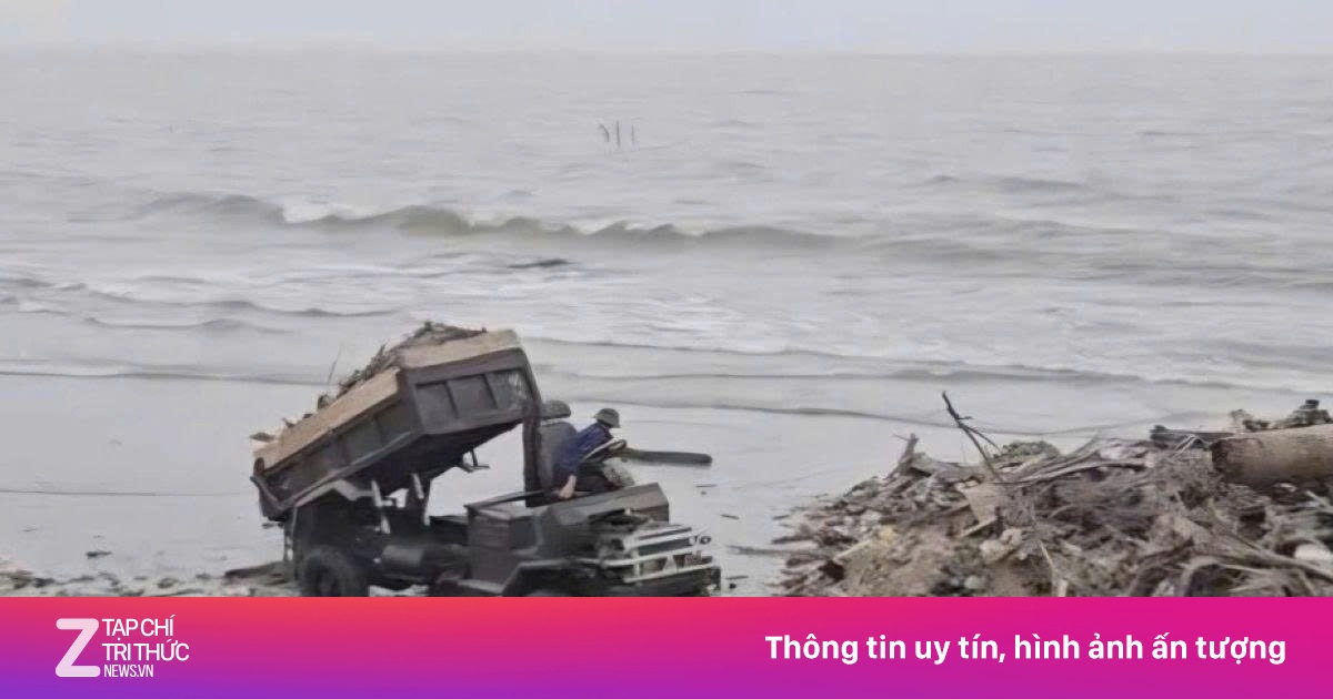 Đánh ôtô chở rác ra bờ biển nổi tiếng đổ giữa ban ngày