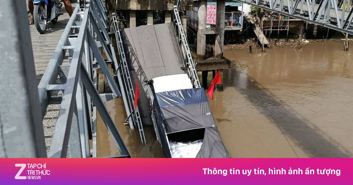 Sập cầu ở Cần Thơ, xe chở gạo rơi xuống sông