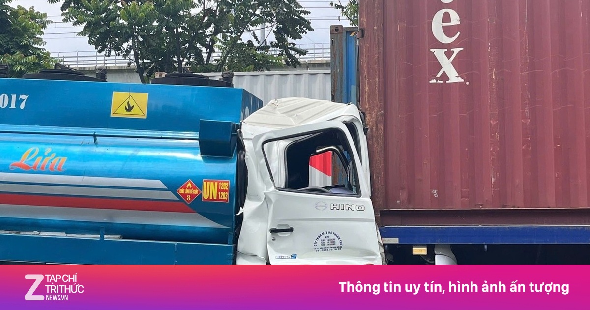 Xe bồn tông xe đầu kéo, xa lộ Hà Nội ùn hơn 1 km