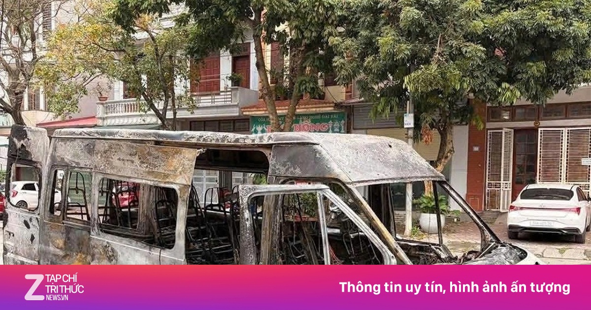 Xe 16 chỗ bốc cháy dữ dội trên đường ở Bắc Ninh, lực lượng cứu hỏa khẩn trương ứng phó
