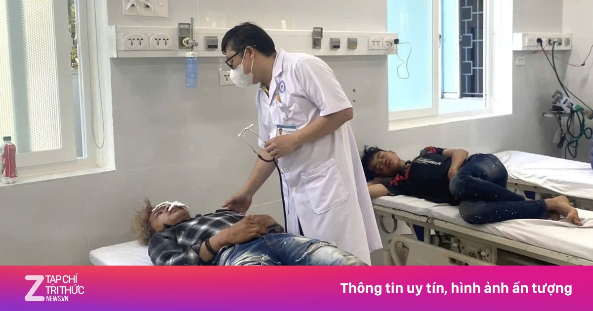 Hai xe máy lao ầm ầm vào nhau, 5 người thương vong