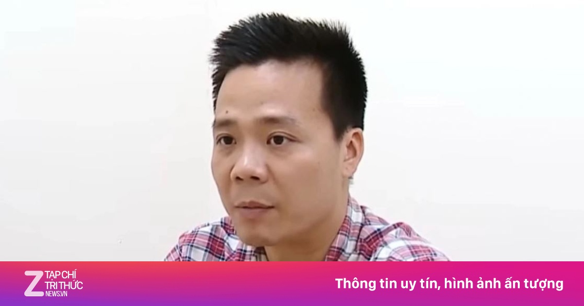 Cán bộ công an nhận phong bì sau khi mật báo kế hoạch điều tra cho doanh nghiệp