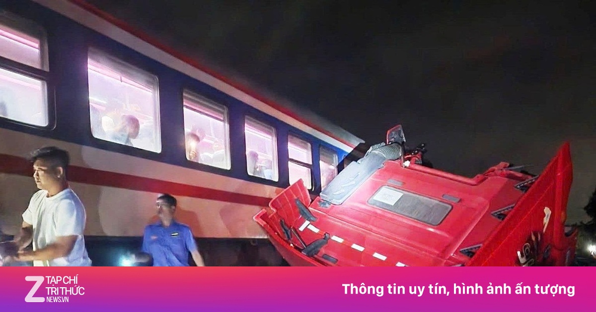 Video ghi lại cảnh tàu hỏa tông gãy xe đầu kéo trên đường ray tại Việt Nam