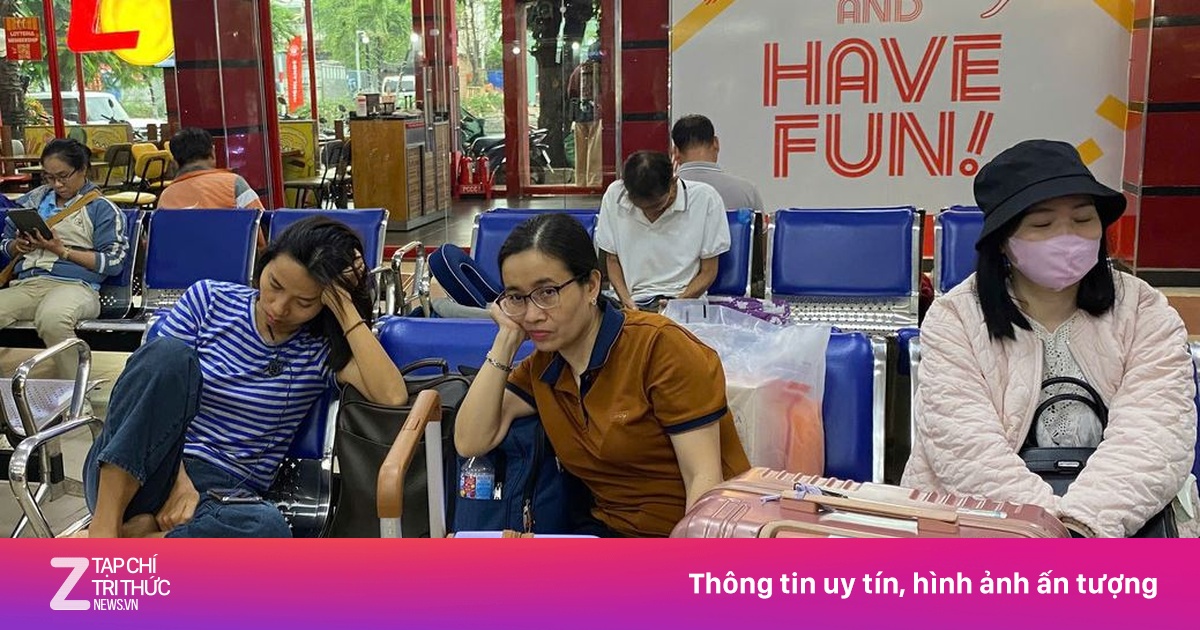 Hành Khách Vật Vờ Chờ Đợi Tại Ga Sài Gòn Sau Sự Cố Sà Lan Va Cầu Ghềnh