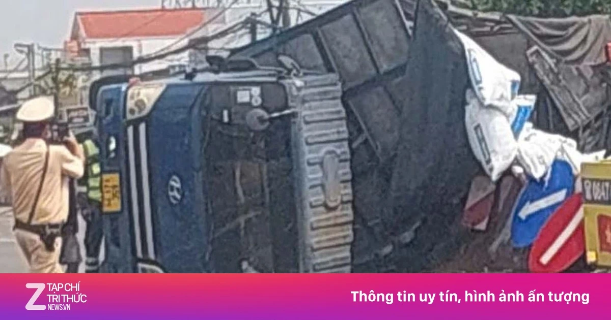 Tránh xe đạp điện, xe tải lật ngang trên quốc lộ