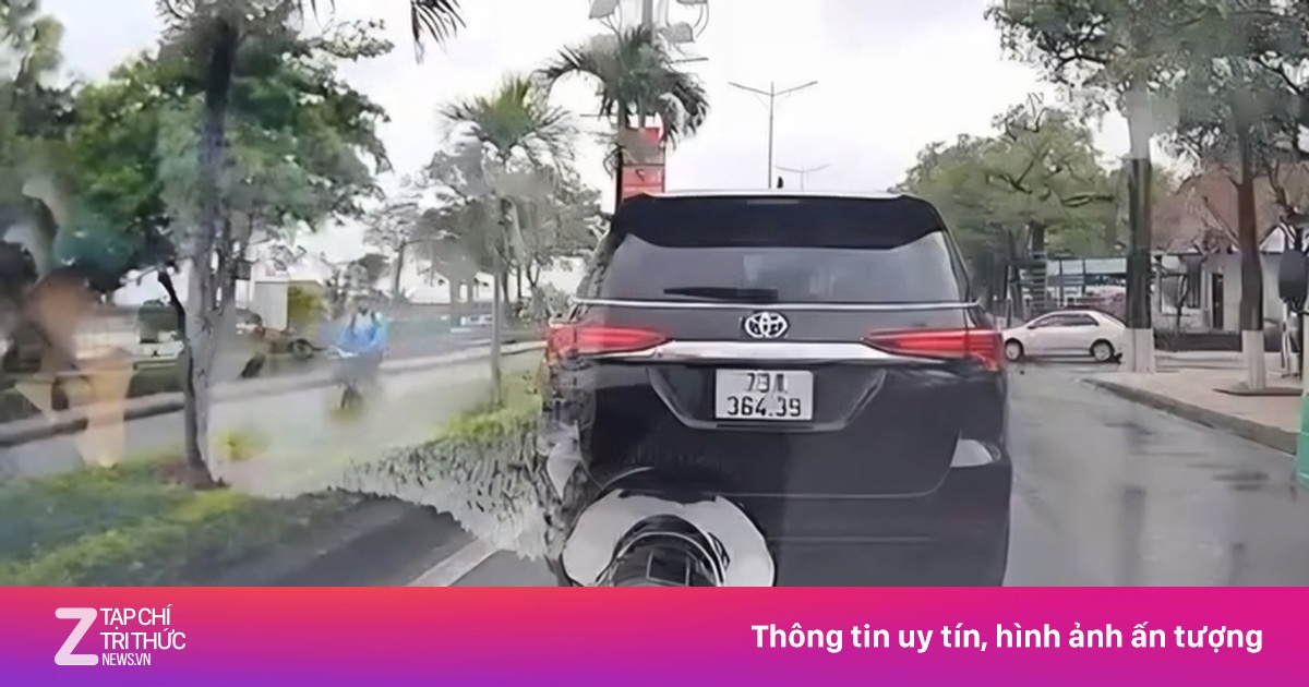 CSGT Quảng Trị xác minh ôtô tiến lùi bất thường giữa đường