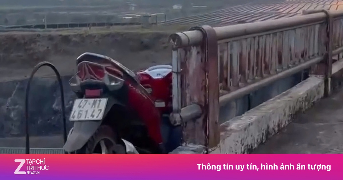 Người đàn ông rơi xuống cửa xả hồ tử vong, xe máy mắc trên cầu