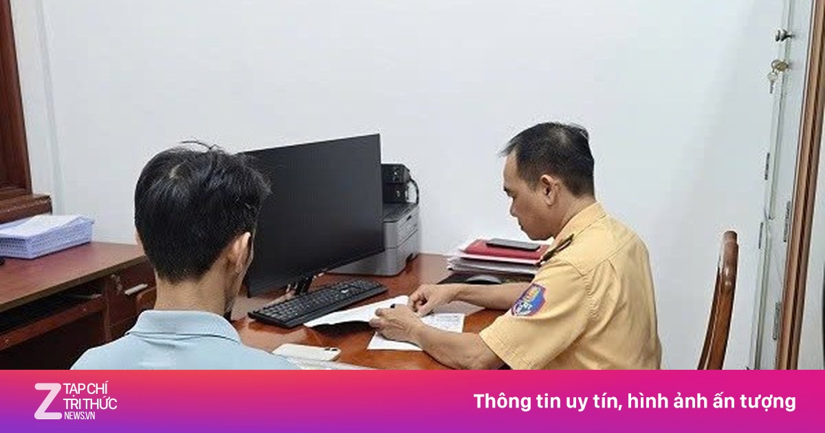 Tài Xế Ôtô Nhận 'Cái Kết Đắng' Khi Cố Vượt Rào Chắn Đường Sắt Tại TP.HCM