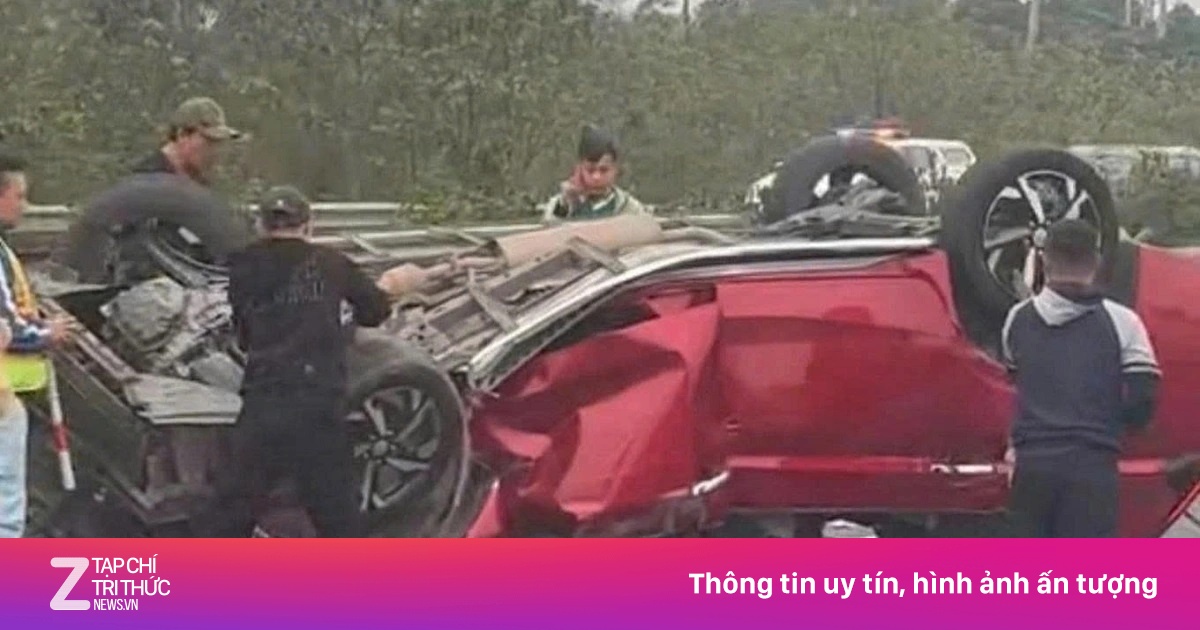 Ôtô con bị 'vò nát' trên cao tốc qua Ninh Bình, tài xế may mắn thoát nạn