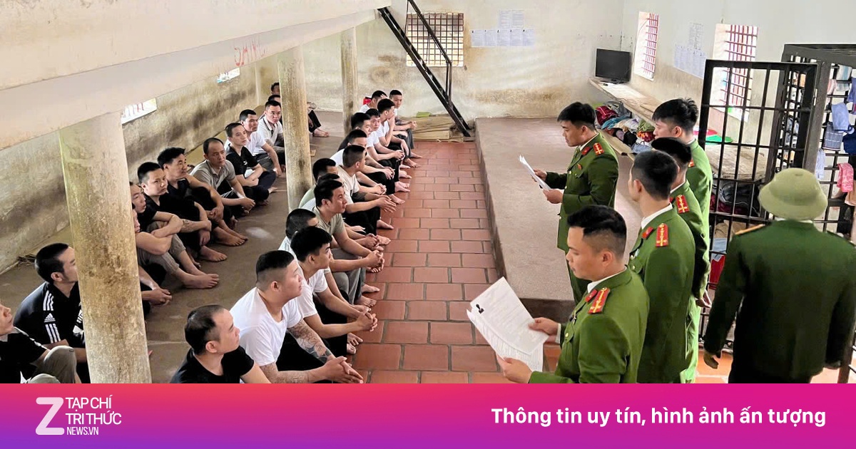 Tổ bầu cử trực tiếp mang hòm phiếu đến từng khu giam giữ để thực hiện