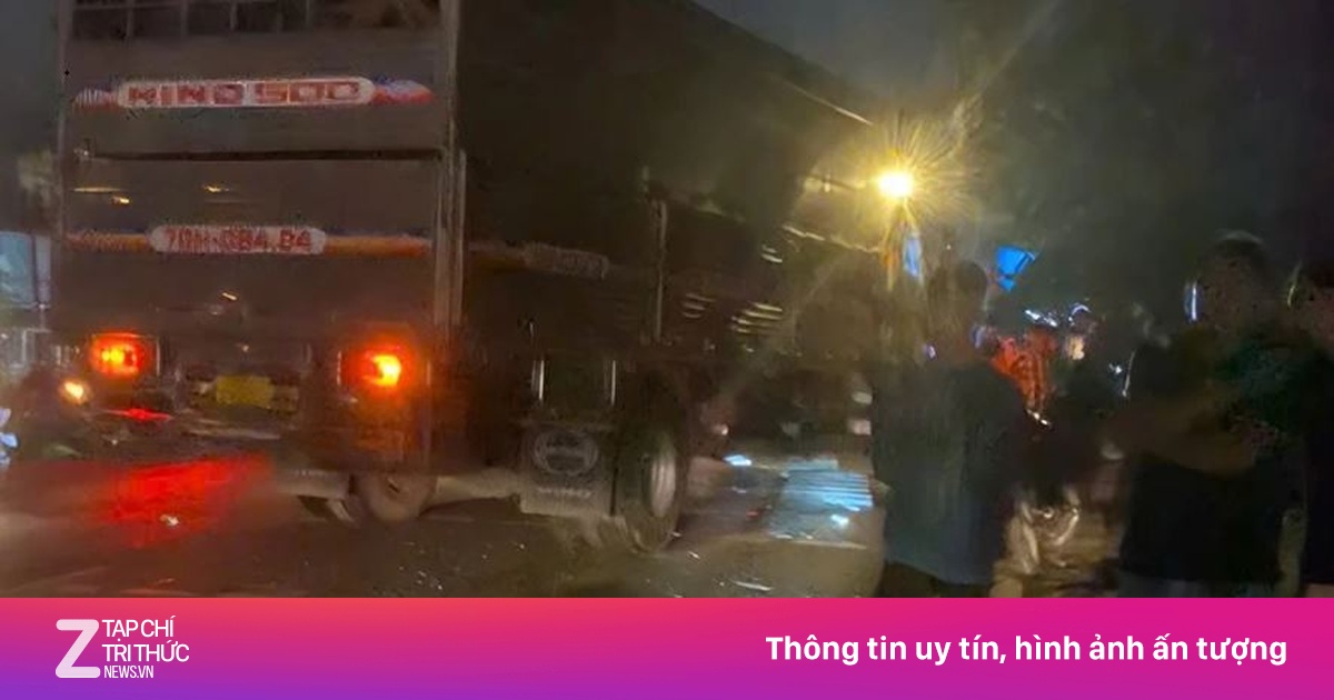 Xe máy va chạm hai ôtô, một người tử vong tại chỗ