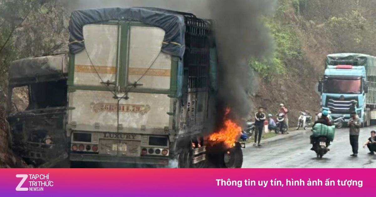 Xe đầu kéo tự gây tai nạn rồi bốc cháy trên quốc lộ