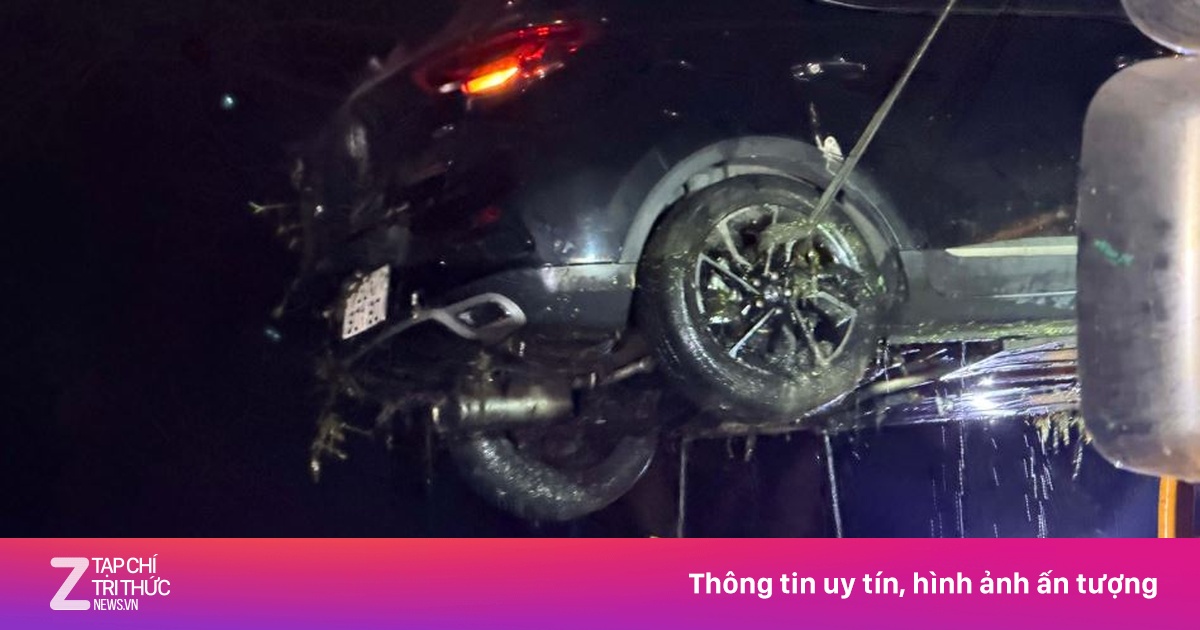 Tàu Hỏa Hất Văng Ôtô Xuống Mương Nước Ở Hà Nội, Tài Xế May Mắn Thoát Nạn