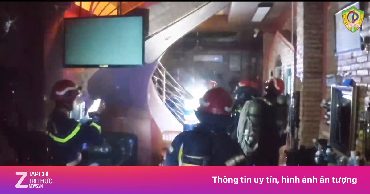 Cứu 5 người kẹt trong nhà cháy ở trung tâm TP.HCM