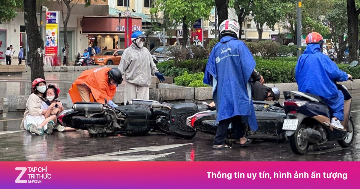 Mưa lớn bất ngờ, nhiều tai nạn liên hoàn trên phố đi bộ Nguyễn Huệ