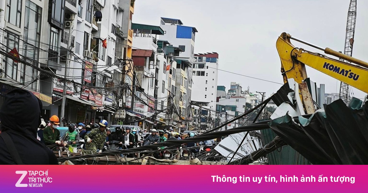 Cột điện bất ngờ đổ chắn ngang đường La Thành