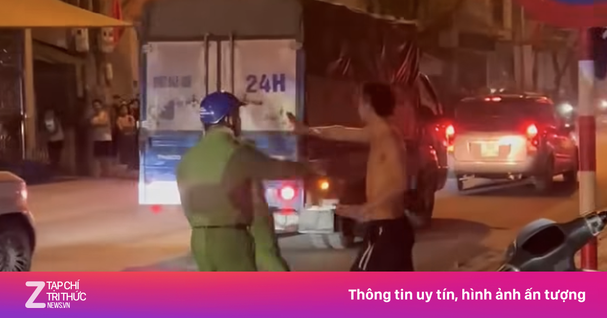 Công An Hà Nội Khống Chế Thanh Niên Cầm Dao Đe Dọa Người Đi Đường