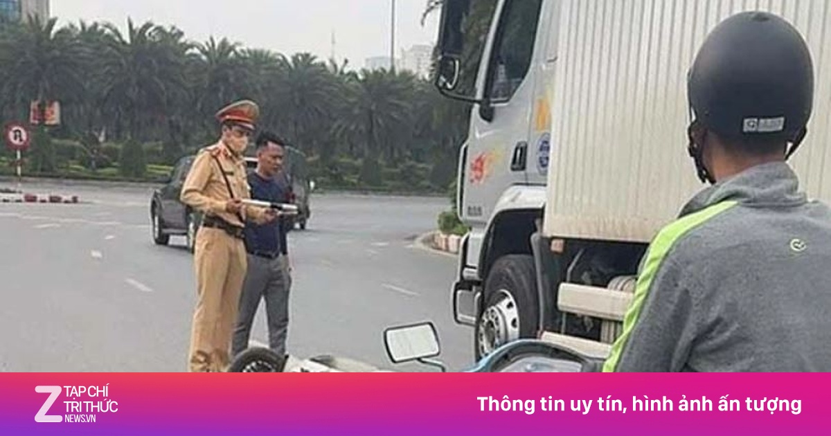 Xe máy va chạm xe tải, một người tử vong