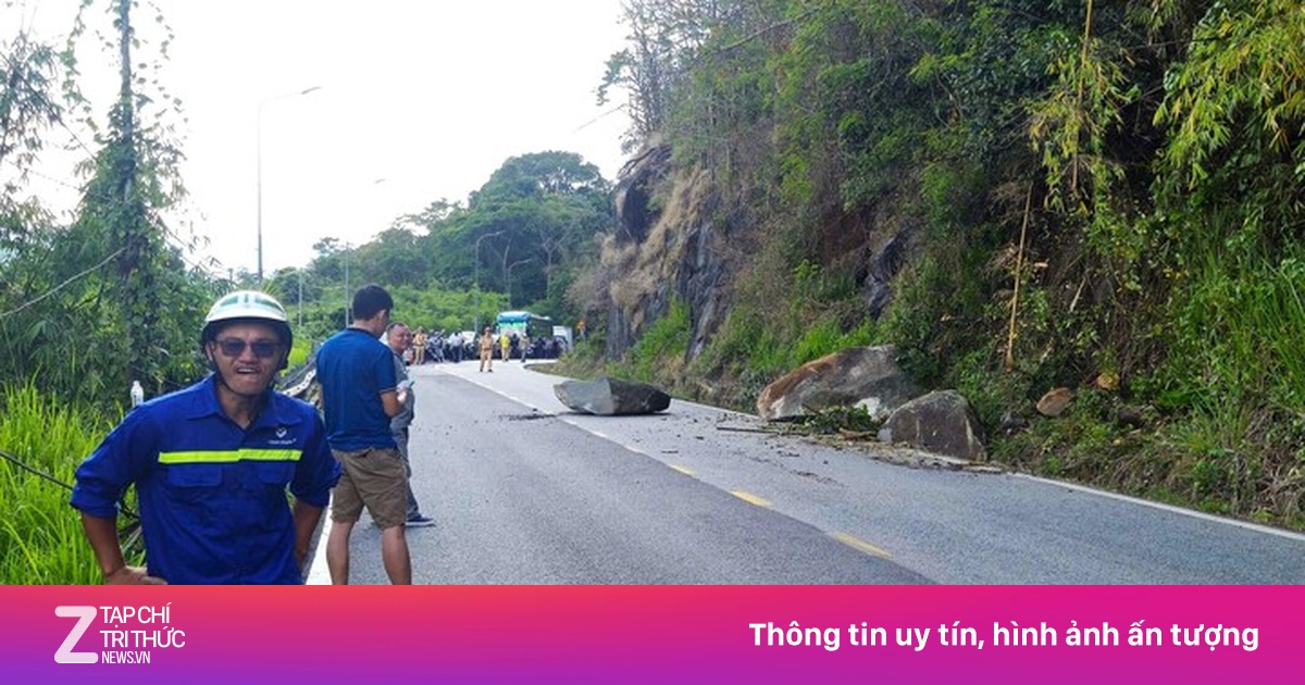 Di chuyển khối đá 16 tấn chênh vênh trên đèo uy hiếp người qua lại