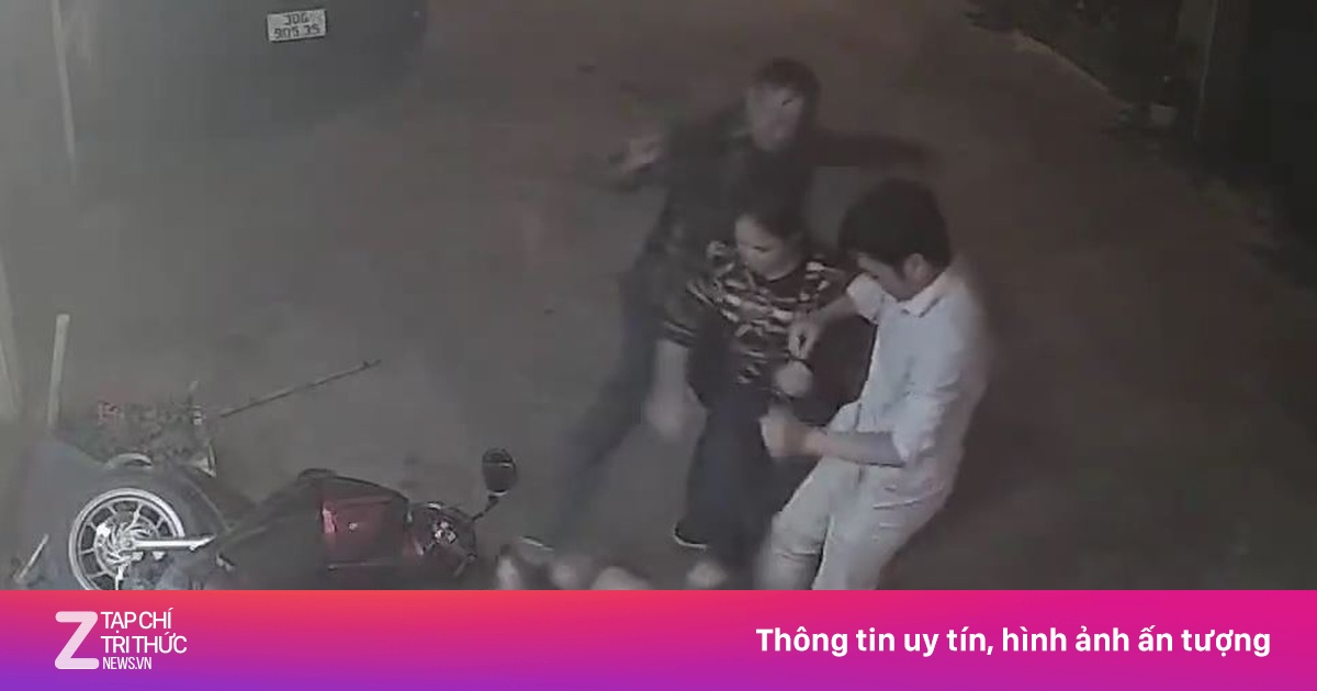 Người đàn ông bị 3 người kéo từ trong nhà ra ngoài đánh