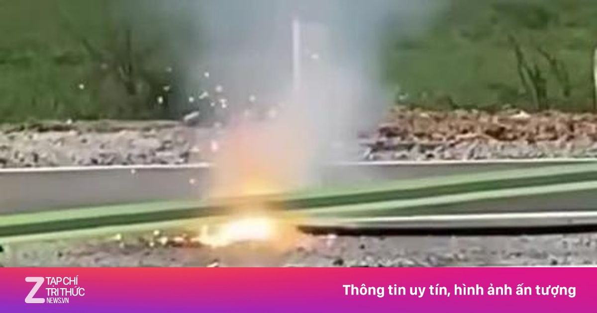 Dây điện đứt rơi xuống đường cháy nổ như pháo hoa