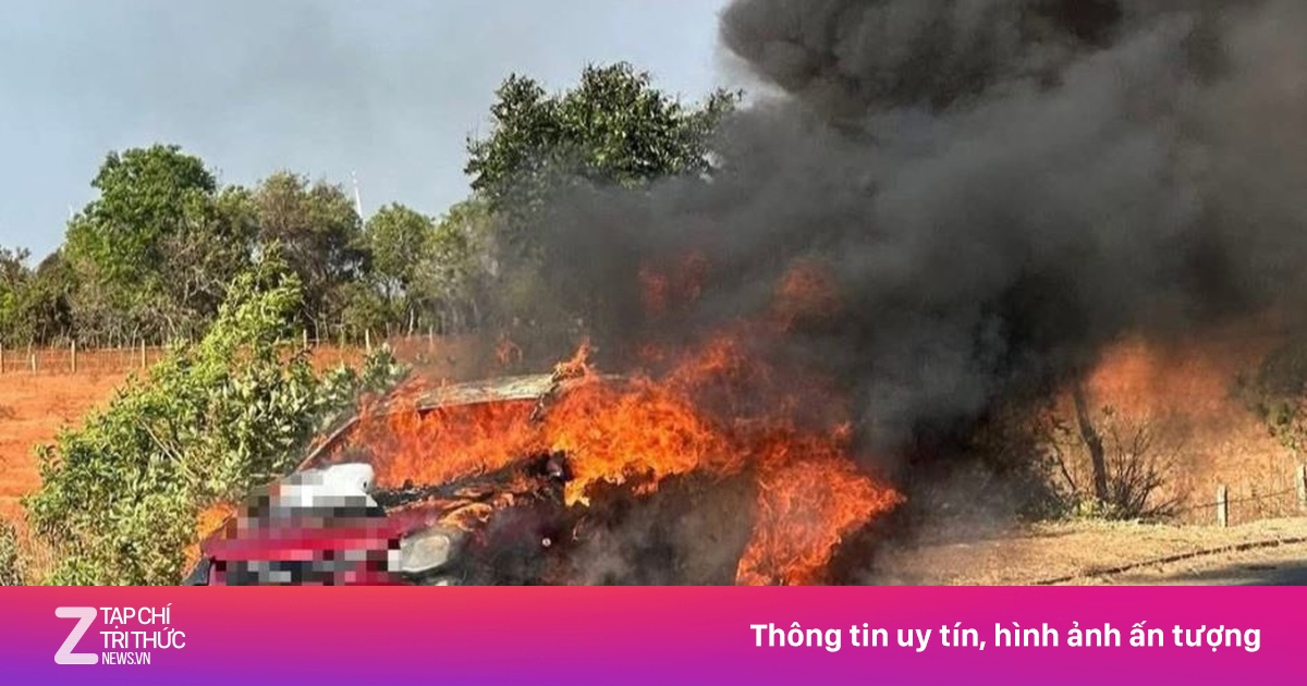 Ôtô 5 chỗ bốc cháy dữ dội trên đường ven biển Lâm Đồng, hai người bị thương