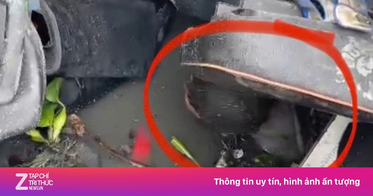 Tài xế kẹt trong xe trộn bê tông lật dưới ao