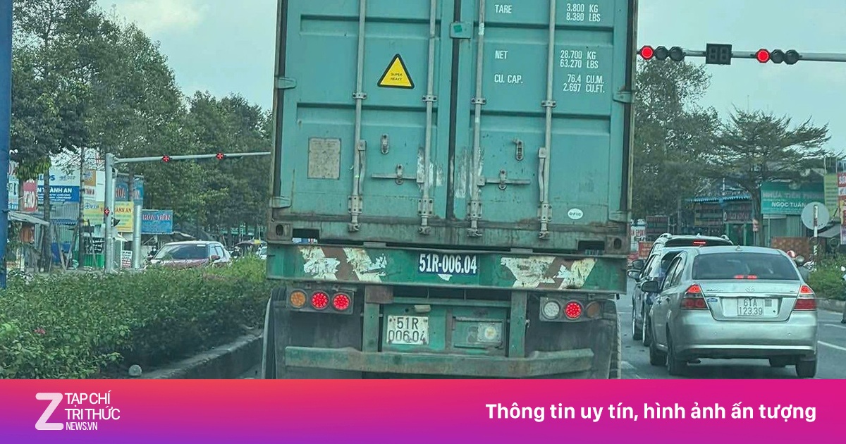 Xe đầu kéo container lạng lách, tạt đầu ôtô gây bức xúc ở TP.HCM