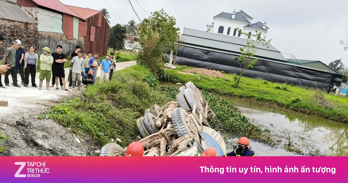 Cảnh sát Bắc Ninh giải cứu thành công tài xế mắc kẹt trong xe trộn bê tông lật ao