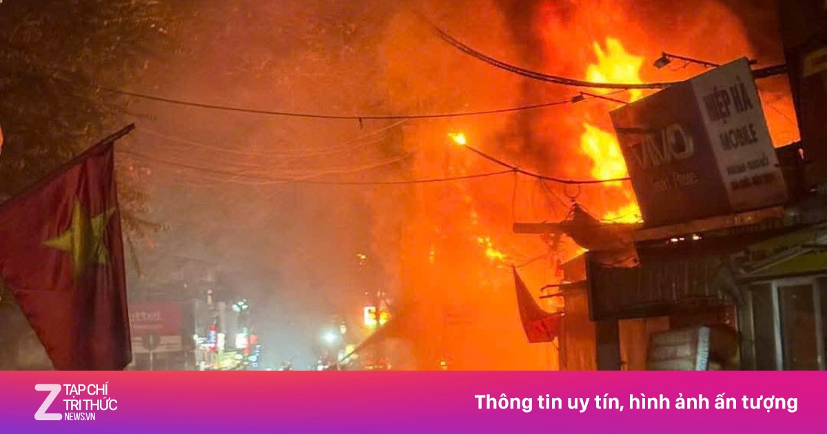 Ngôi nhà trên phố Định Công Hạ cháy dữ dội