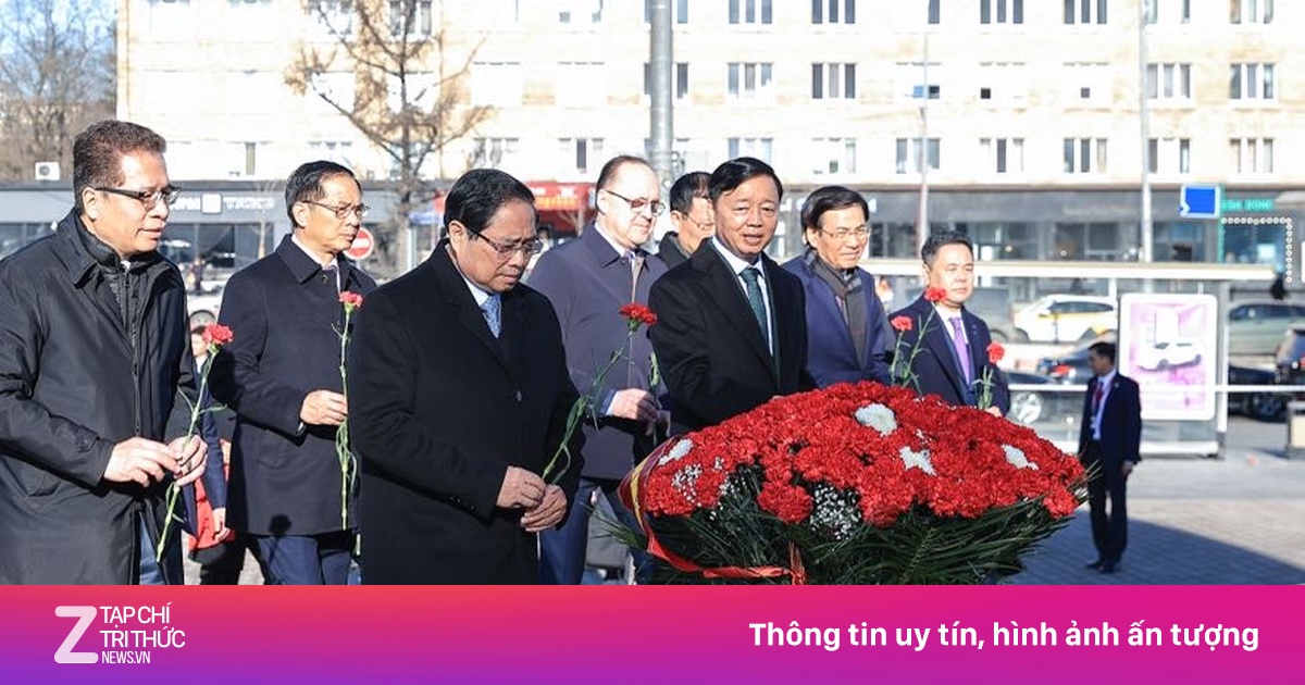 Thủ tướng Phạm Minh Chính dâng hoa tại Tượng đài Chủ tịch Hồ Chí Minh ở Moscow