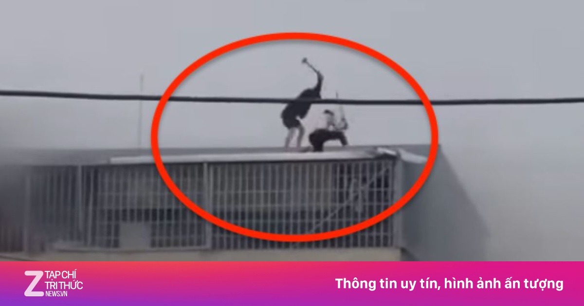 Cảnh sát PCCC giải cứu thành công 7 người mắc kẹt trong đám cháy nhà 7 tầng