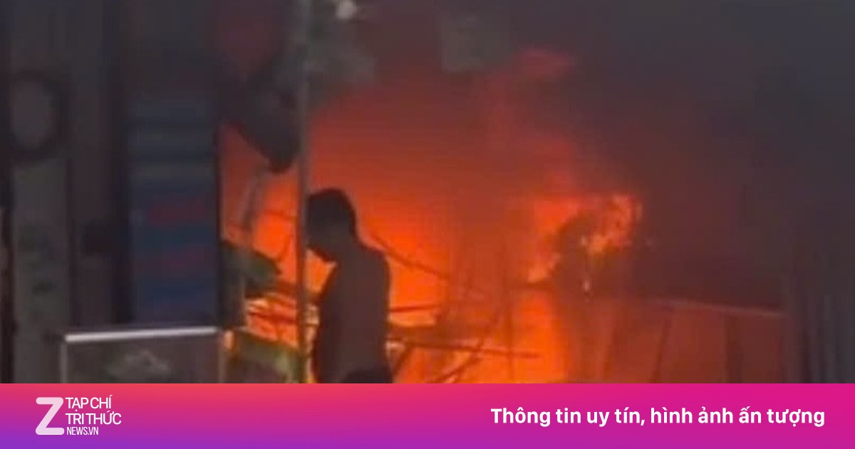 Cháy lớn cửa hàng đồ nhựa tại TP.HCM, cột khói đen cao hàng chục mét gây náo loạn khu dân cư