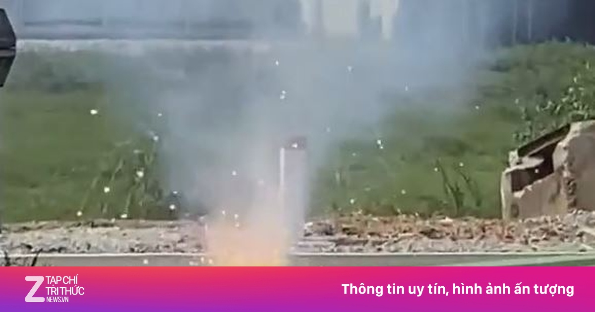 Dây điện rơi xuống đường bắn tia lửa như pháo hoa tại TP.HCM