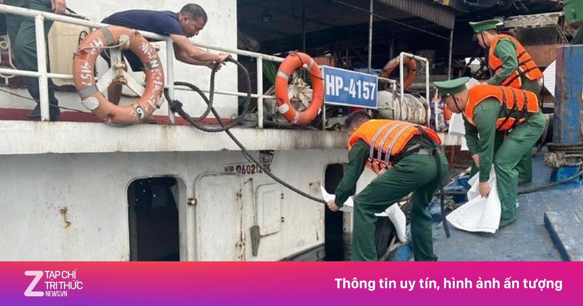 Tàu chở 1.500 tấn cọc bê tông chìm ở cảng quốc tế Long Sơn