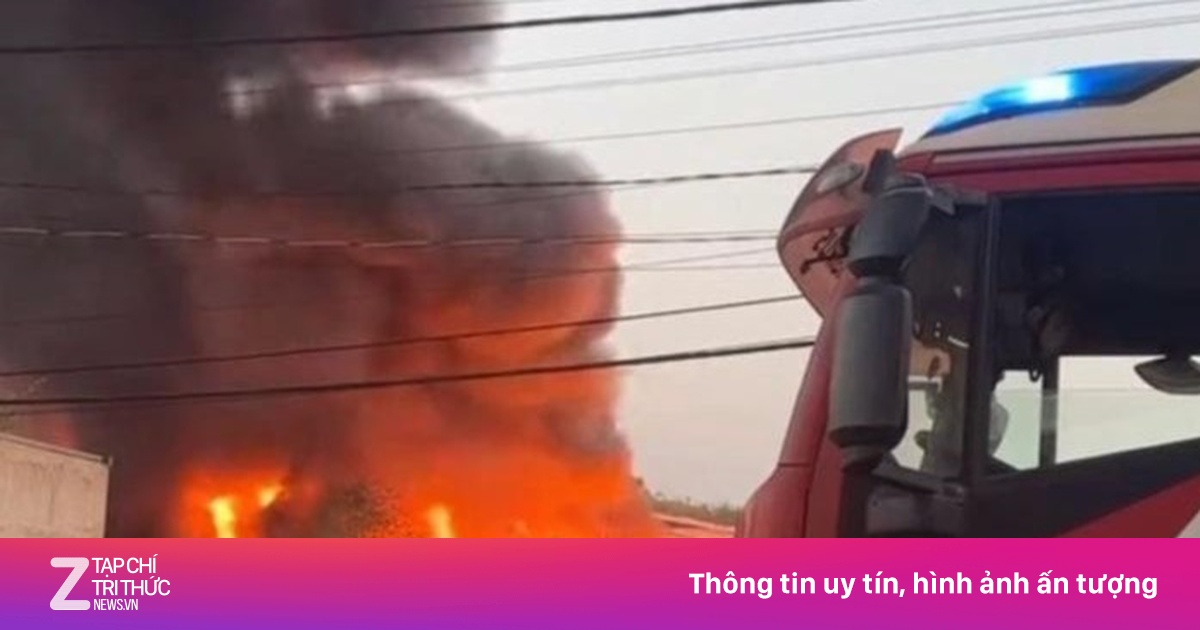 Cháy lớn kèm tiếng nổ tại nhà xưởng công ty ở TP.HCM, hóa chất bốc cháy dữ dội