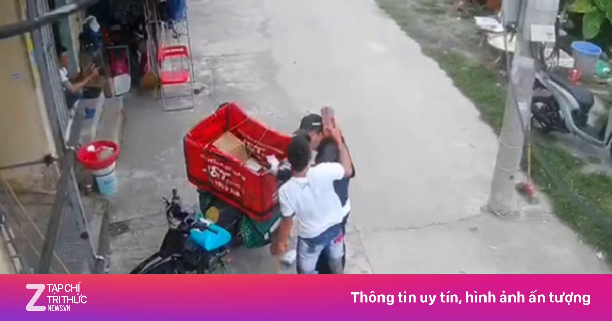 Nam shipper bị đánh bằng gạch khi đang lựa hàng giao cho khách