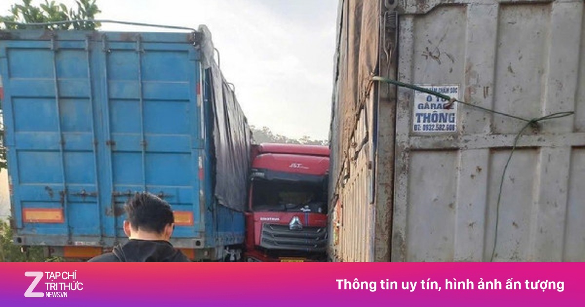 Va chạm liên hoàn 4 ôtô trên đường Hồ Chí Minh, giao thông ùn ứ nghiêm trọng