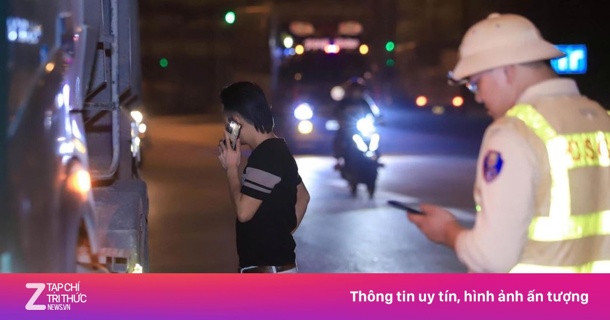 Tài xế gọi điện 15 phút khi gặp CSGT: Hành vi gây tranh cãi về tuân thủ pháp luật