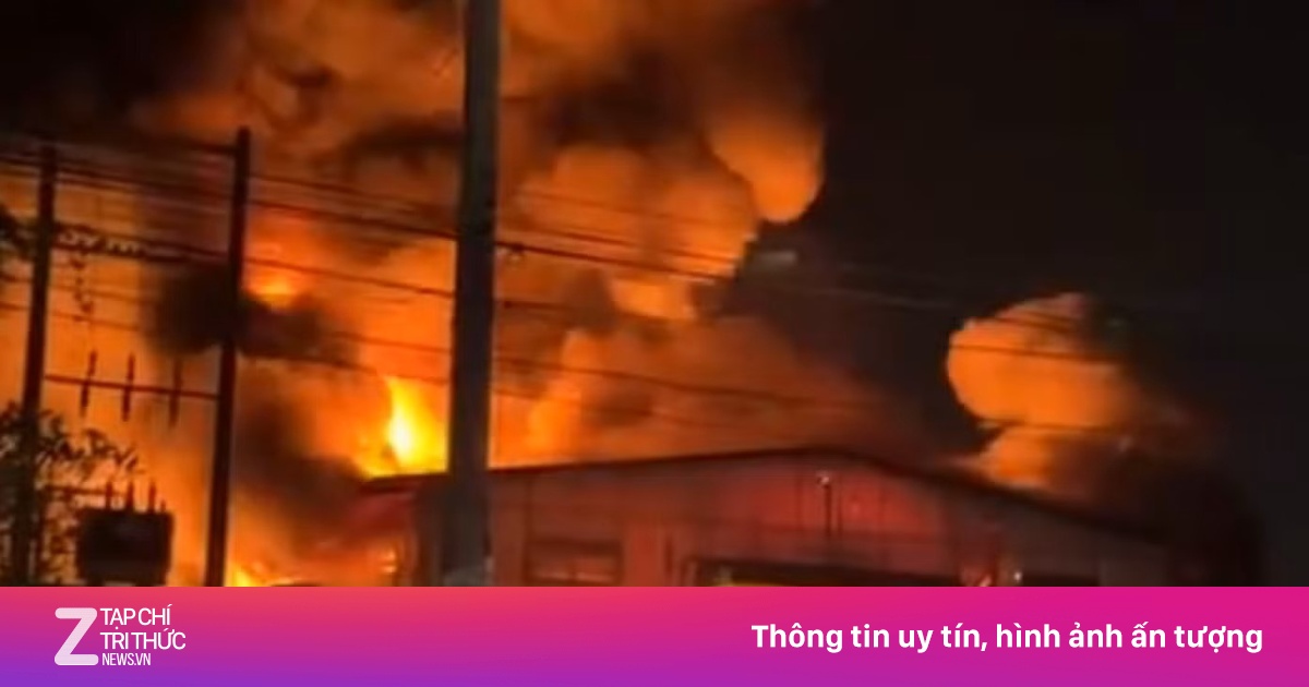 Cháy lớn kèm nhiều tiếng nổ tại công ty sơn ở TP.HCM
