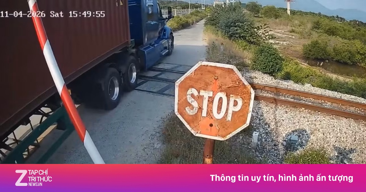 Thót tim xe container, xe tải vượt rào chắn đường sắt
