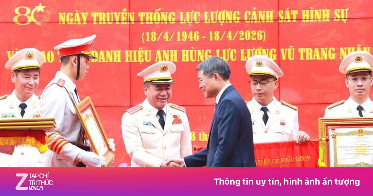Trung tướng Nguyễn Thanh Tùng đón nhận danh hiệu Anh hùng Lực lượng vũ trang Nhân dân