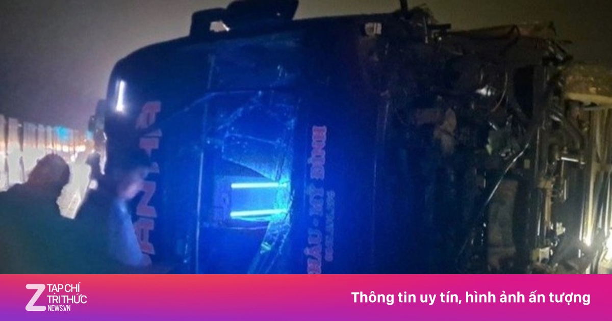 Lật xe khách trên cao tốc Nội Bài - Lào Cai, gây va chạm liên hoàn và ùn tắc nghiêm trọng