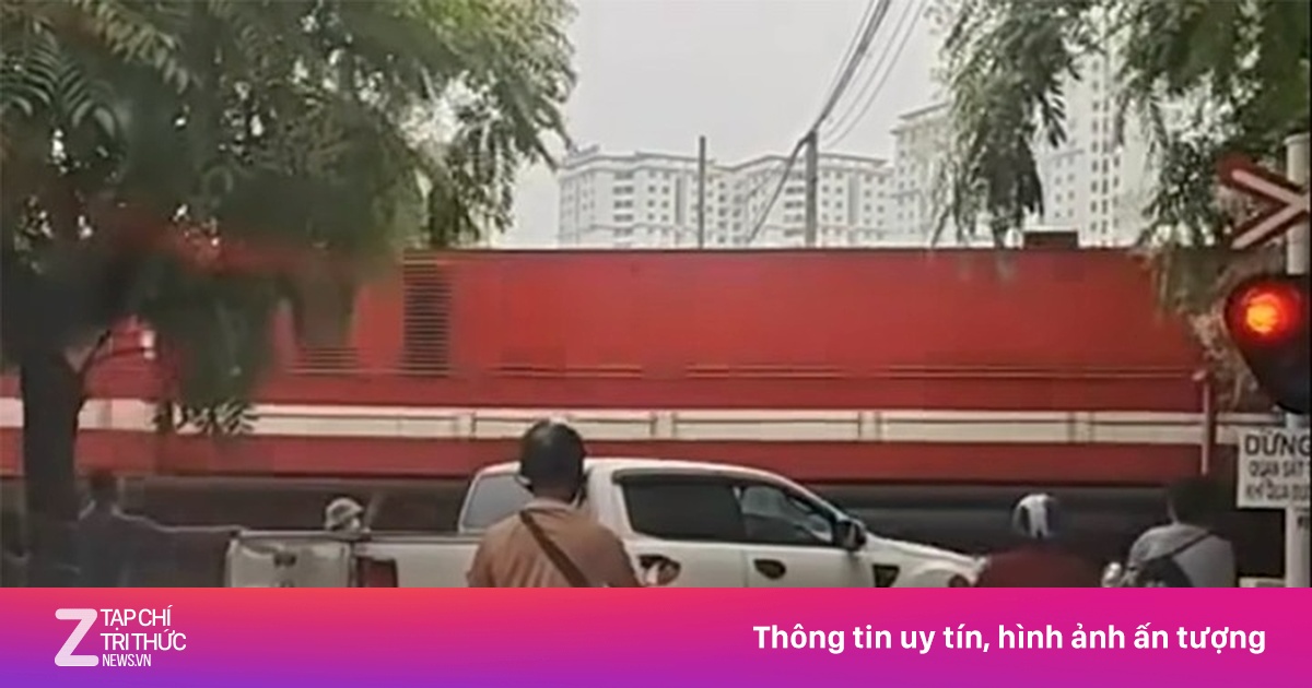 Tài xế bán tải mắc kẹt khi liều lĩnh vượt rào chắn đường sắt, phạt 5 triệu đồng