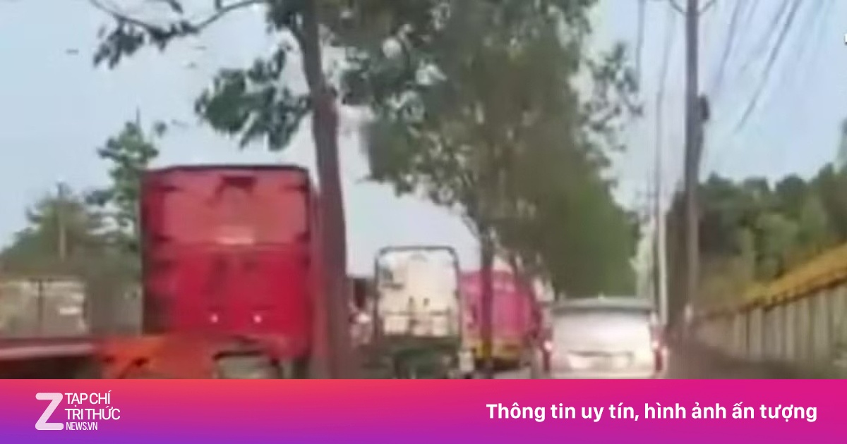 Ôtô Leo Vỉa Hè Né Kẹt Xe Ở KCN Sóng Thần, Tài Xế Bị Phạt 7 Triệu Đồng