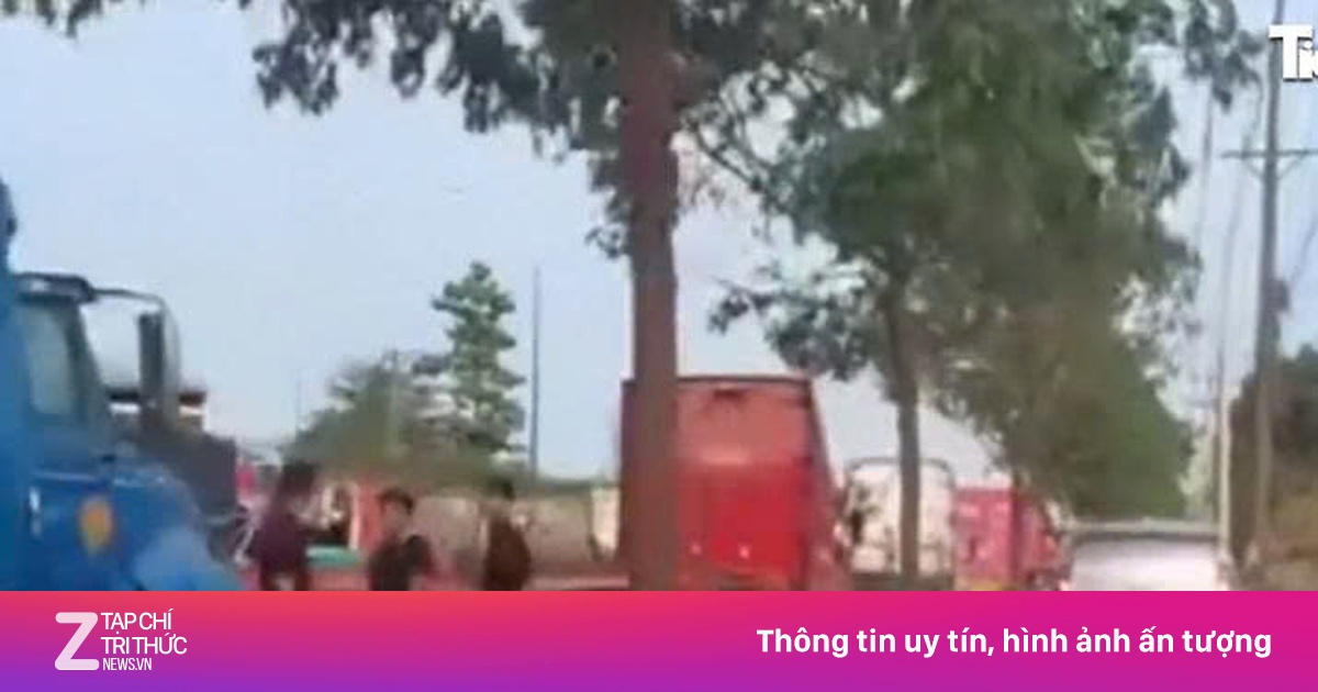Video Clip Ô Tô Leo Vỉa Hè Né Kẹt Xe Ở KCN Sóng Thần Gây Sốt